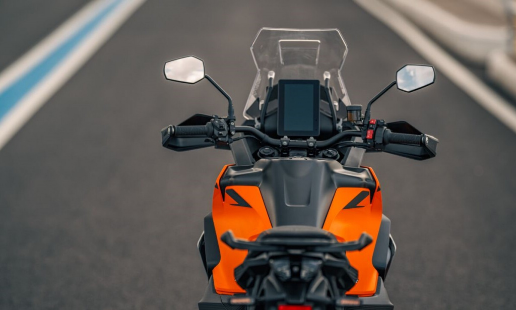 641934_MY25 KTM 1390 SUPER ADVENTURE S EVO ORANGE_Limited Access_02_STATIC IMAGES_KTM 1390 SUPER ADVENTURE range_STATIC.jpg
